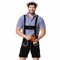 Blau kariertes Oberteil, schwarze Hose